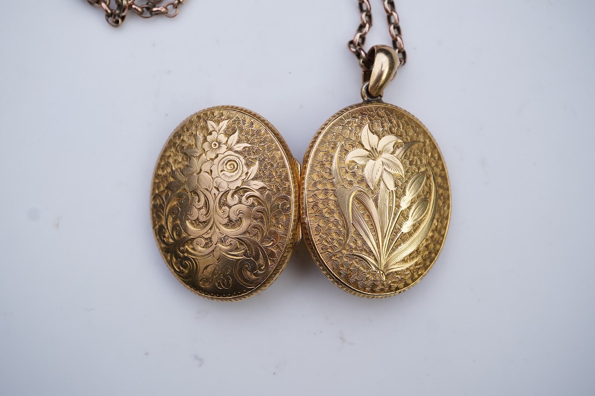 A gold locket and chain, late 19th century